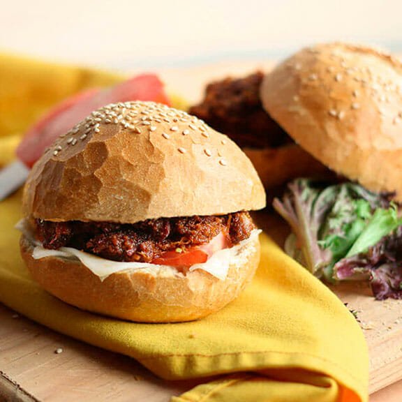Prueba nuestra receta de una rica hamburguesa de chilorio de pavo