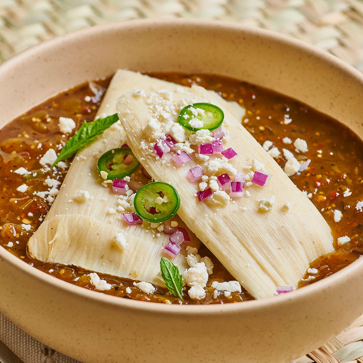 Prepara nuestra deliciosa receta de tamal ahogado en salsa tatemada.