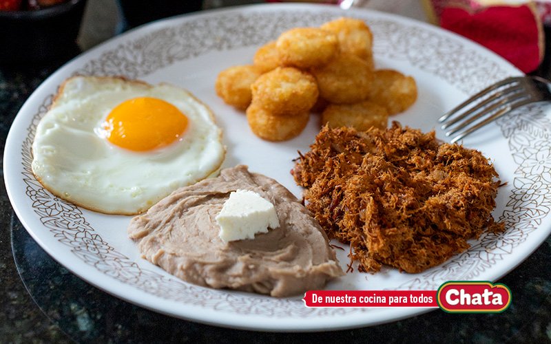 Machaca a la mexicana servida con guarniciones tradicionales