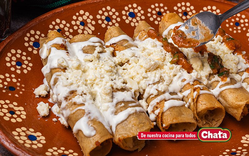 Proceso de preparación de tacos dorados crujientes con tortillas de maíz