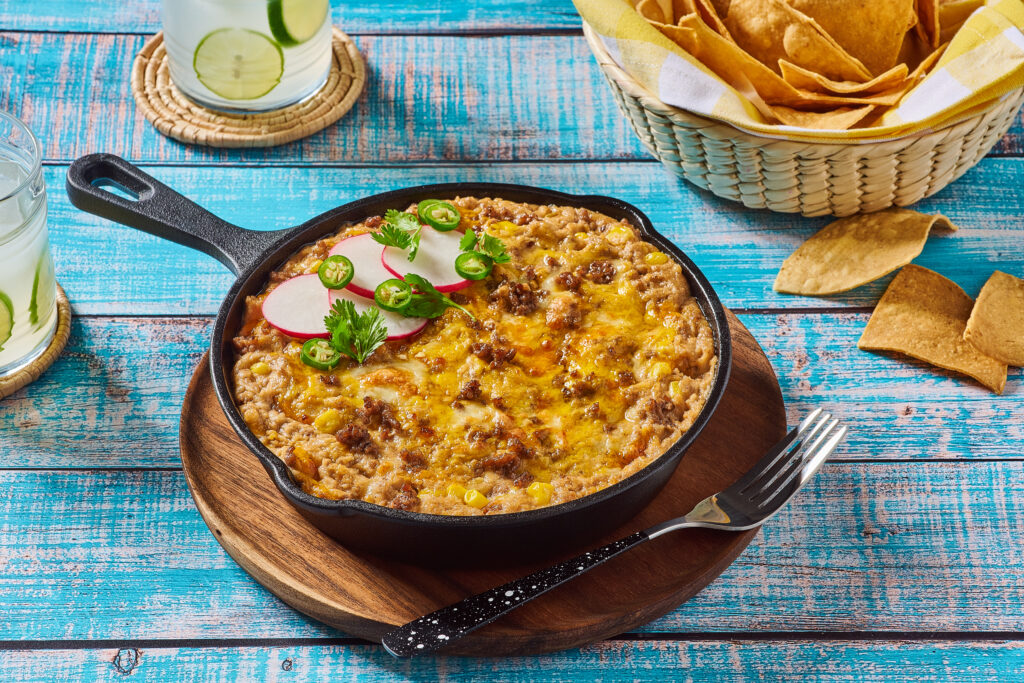 Camping a la mexicana: Recetas fáciles para cocinar al aire libre CHATA Abr24 Dip de frijoles con elote 7 1024x683 - Camping a la mexicana: Recetas fáciles para cocinar al aire libre