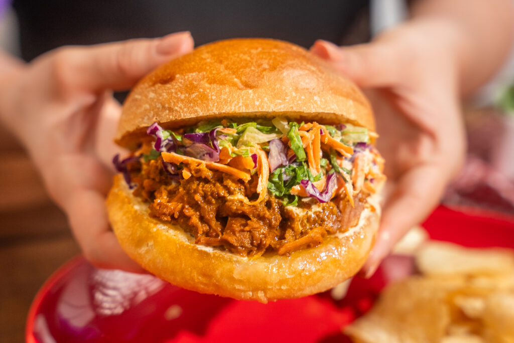 Herencia de sazón: ingredientes del mundo en la cocina mexicana Hamburguesa de cochinita 3 16 9 1024x684 - Herencia de sazón: ingredientes del mundo en la cocina mexicana