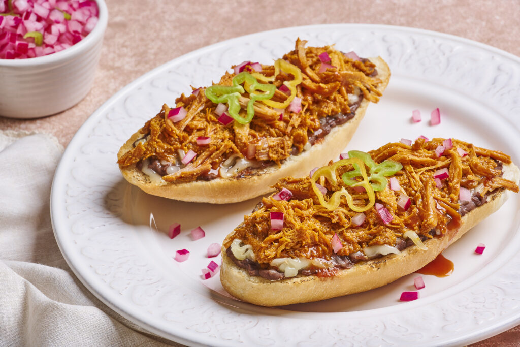 10 antojitos mexicanos y vegetarianos fáciles de preparar Molletes con cochinita H2 1024x683 - 10 antojitos mexicanos y vegetarianos fáciles de preparar