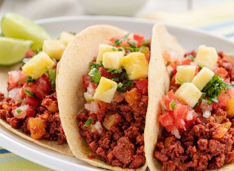 Crea increíbles comidas con los productos chata, Tacos de chorizo con piña en salsa mexicana
